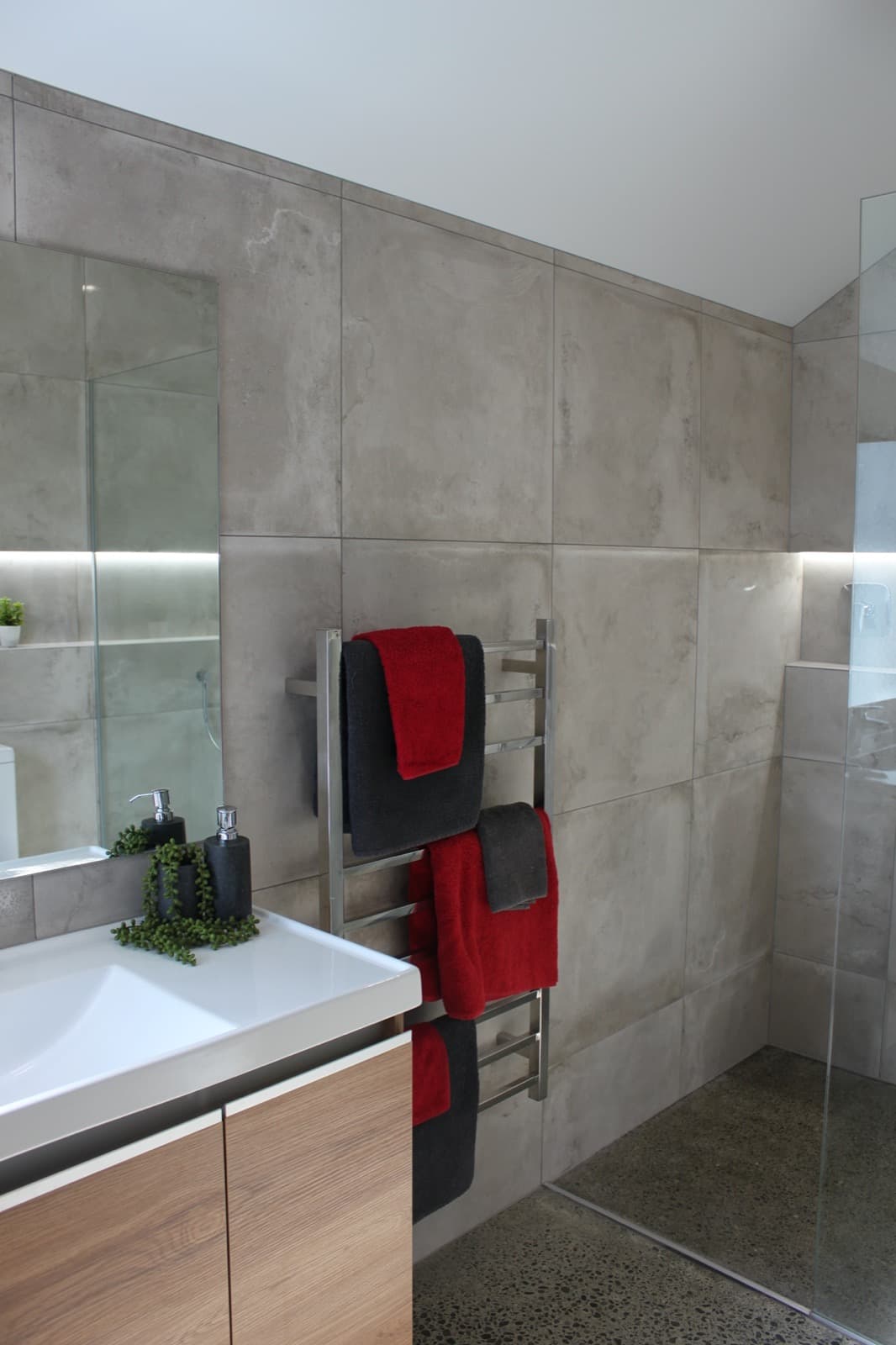 Modern Family Home - Image 11