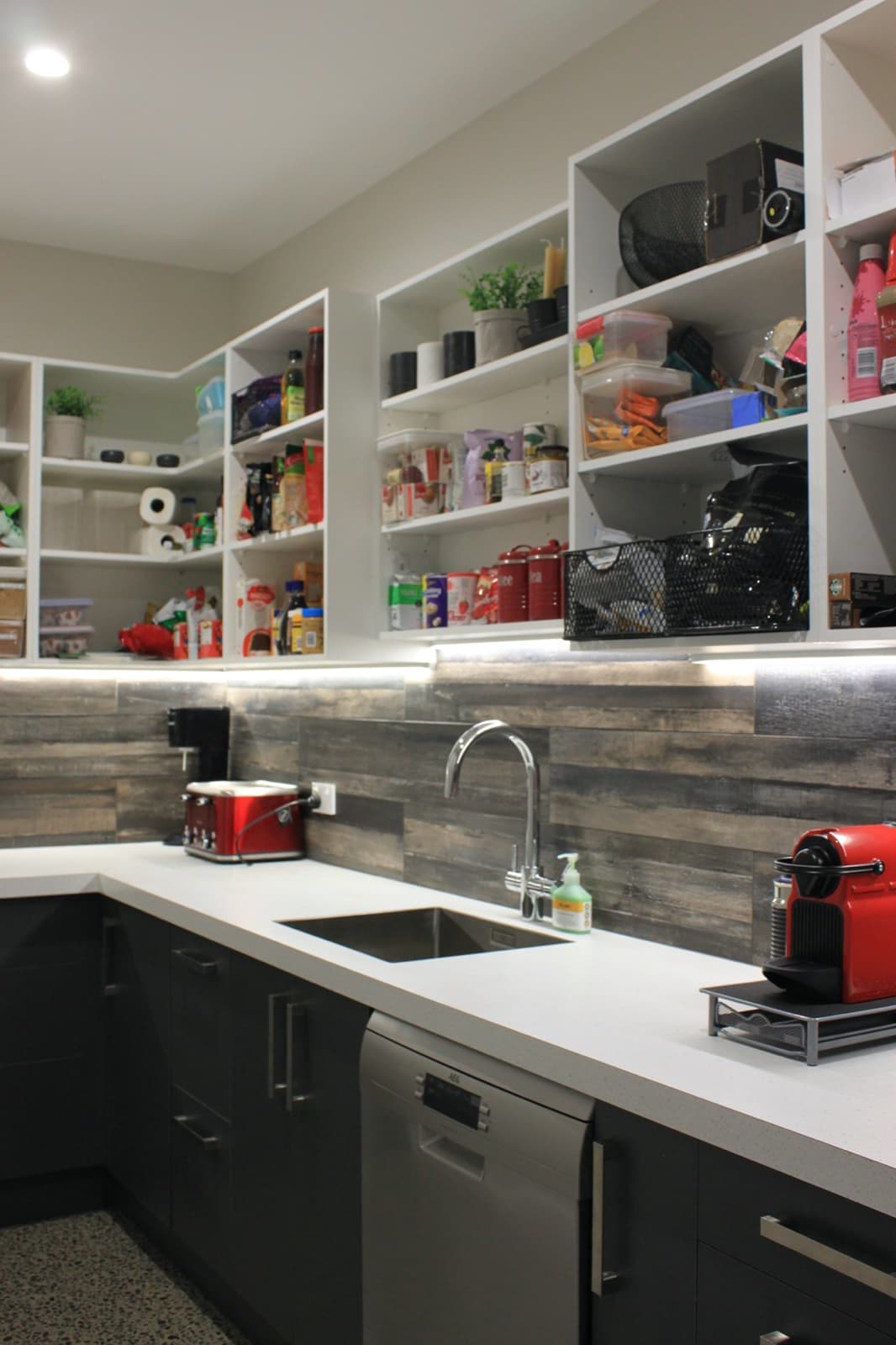 Modern Family Home - Image 13
