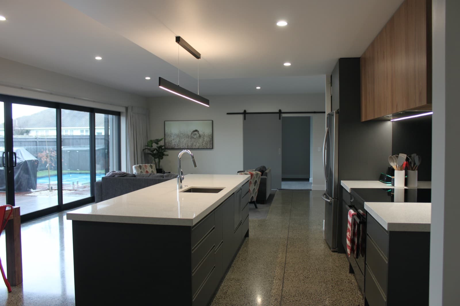 Modern Family Home - Image 15